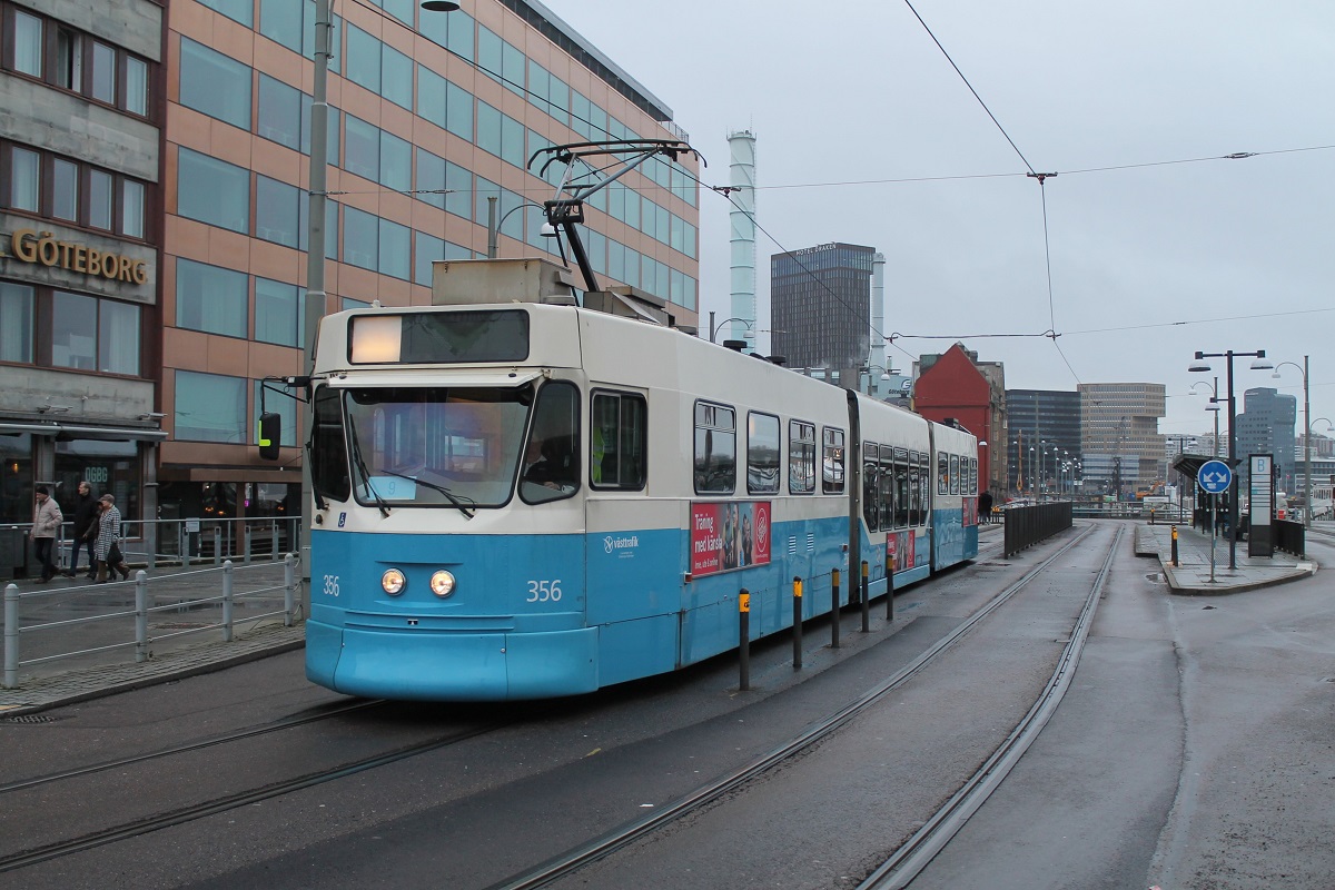 Fahrzeug 356 der Västtrafik Göteborg vom Typ ASEA/ABB M31 am 31.12.2022 an der Haltestelle Stenpiren auf der Linie 9 (Kungssten ↔ Angered)