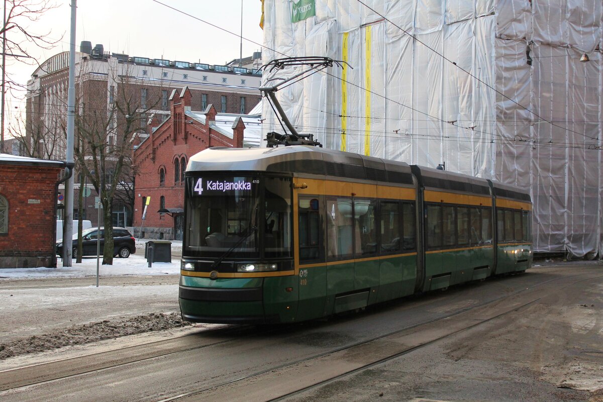 Fahrzeug 410 der HKL/HST vom Typ Skoda-Arctic (Transtech) MLNRV III Tram TW 52 auf der Linie 4 (Munkkiniemi/Munksnäs-Katajanokka/Skatudden). Hier am 31.12.2021 in der Linnankatu kurz vor dem Erreichen der Haltestelle Vyökatu im Stadtteil Katajanokka