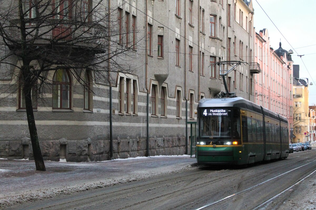 Fahrzeug 425 der HKL/HST vom Typ Skoda-Arctic (Transtech) MLNRV III Tram TW 52 auf der Linie 4 (Munkkiniemi/Munksnäs-Katajanokka/Skatudden). Hier am 31.12.2021 an der Haltestelle Kauppiaankatu (Köpmansgatan) im Stadtteil Katajanokka.