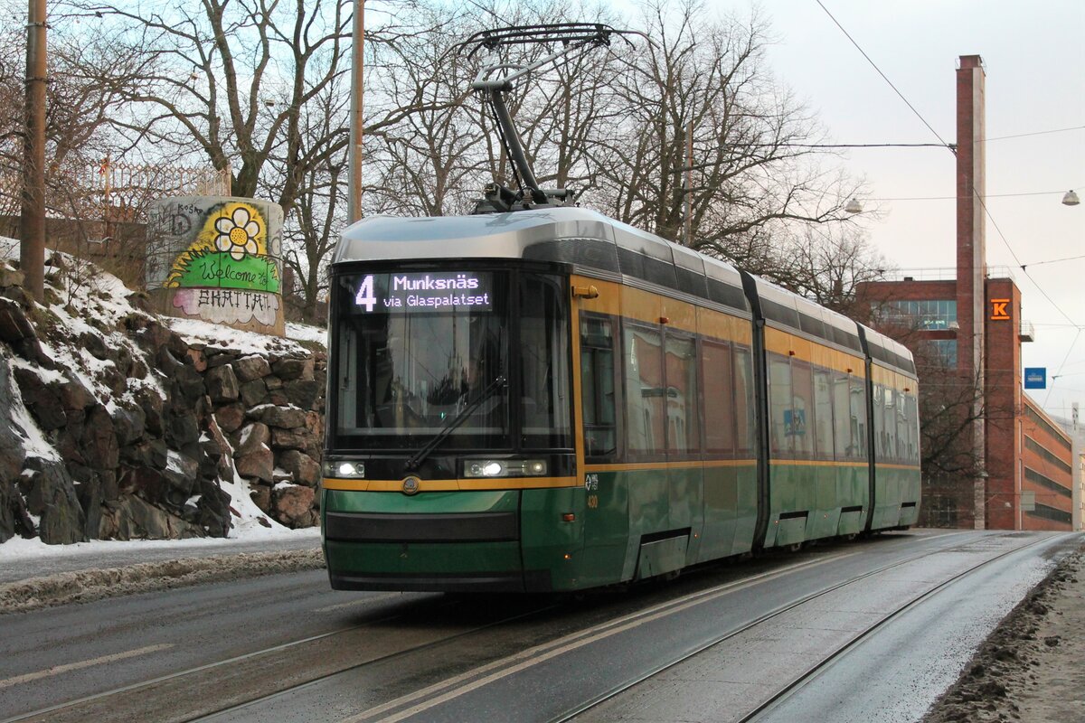 Fahrzeug 430 der HKL/HST vom Typ Skoda-Arctic (Transtech) MLNRV III Tram TW 52 auf der Linie 4 (Munkkiniemi/Munksnäs-Katajanokka/Skatudden). Hier am 31.12.2021 zwischen der Haltestelle Tove Janssonin Puisto (Tove Janssons Park) und der Uspenski-Kathedrale im Stadtteil Katajanokka.