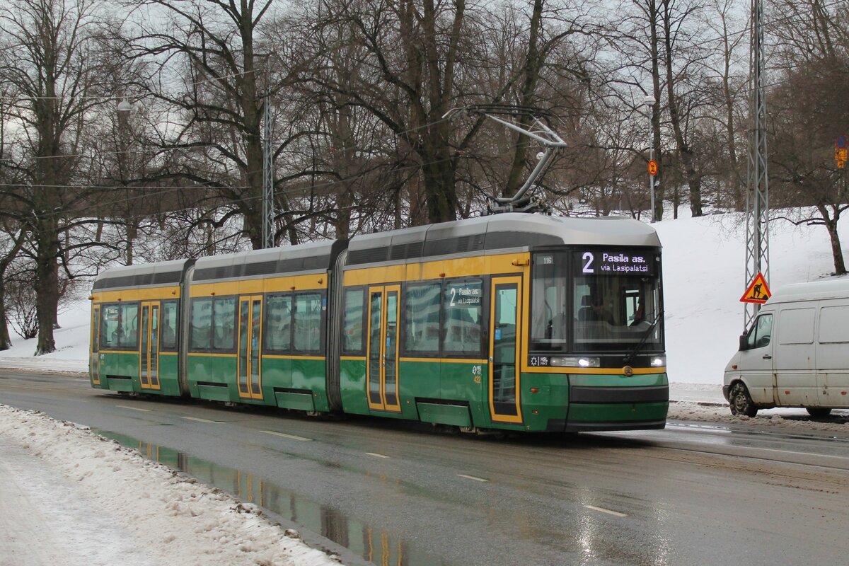 Fahrzeug 432 der HKL/HST vom Typ Skoda-Arctic (Transtech) MLNRV III Tram TW 52 am 31.12.2021 auf der Laivasillankatu kurz hinter der Haltestelle Olympiaterminaali auf der Linie 2 (Olympiaterminaali – Länsi-Pasila).