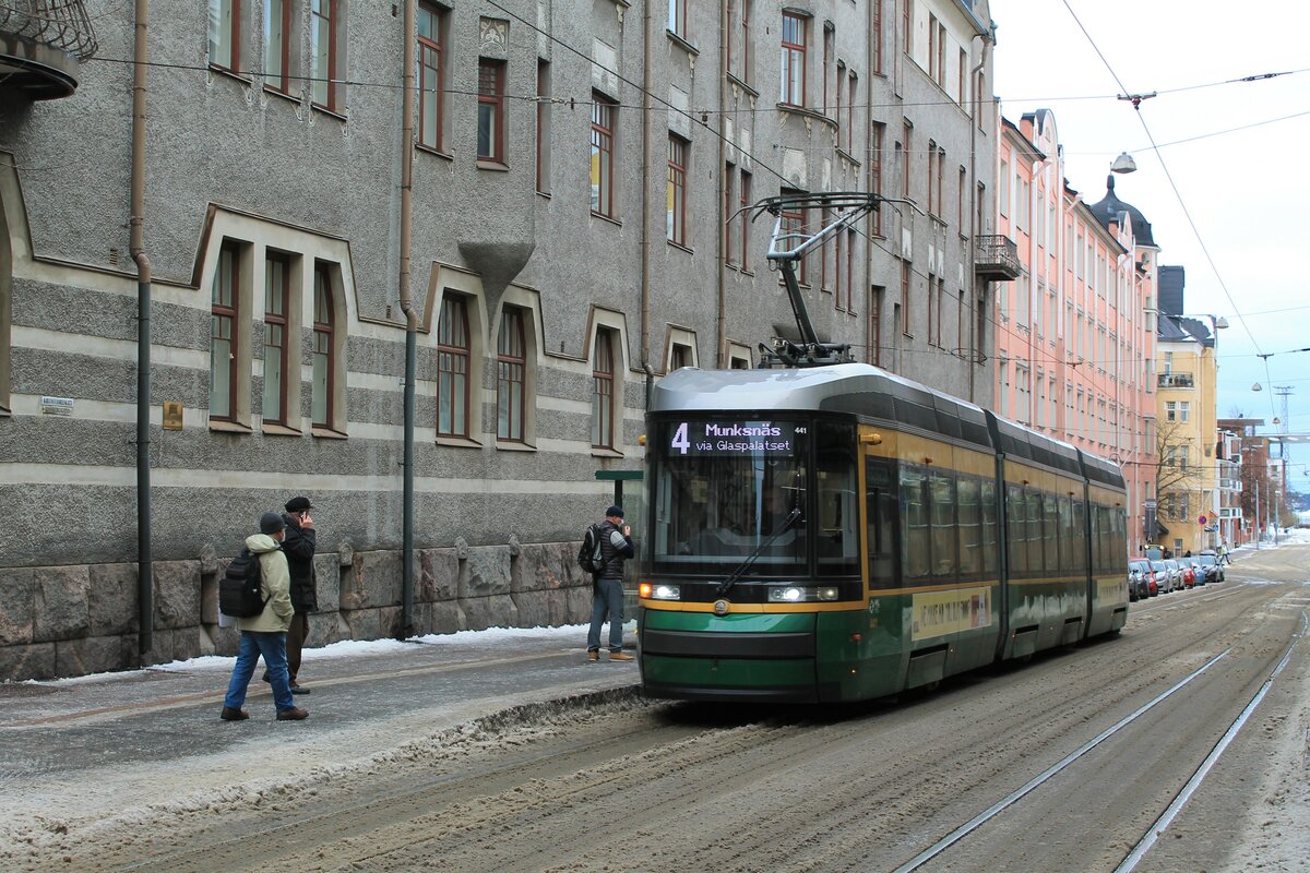 Fahrzeug 441 der HKL/HST vom Typ Skoda-Arctic (Transtech) MLNRV III Tram TW 52 auf der Linie 4 (Munkkiniemi/Munksnäs-Katajanokka/Skatudden). Hier am 31.12.2021 an der Haltestelle Kauppiaankatu (Köpmansgatan) im Stadtteil Katajanokka.
