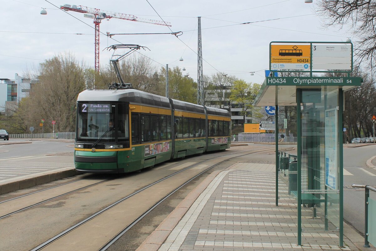 Fahrzeug 442 der HKL/HST vom Typ Skoda-Arctic (Transtech) MLNRV III Tram TW 52 erreicht hier am 14.5.2022 die Haltestelle Olympiaterminaali.