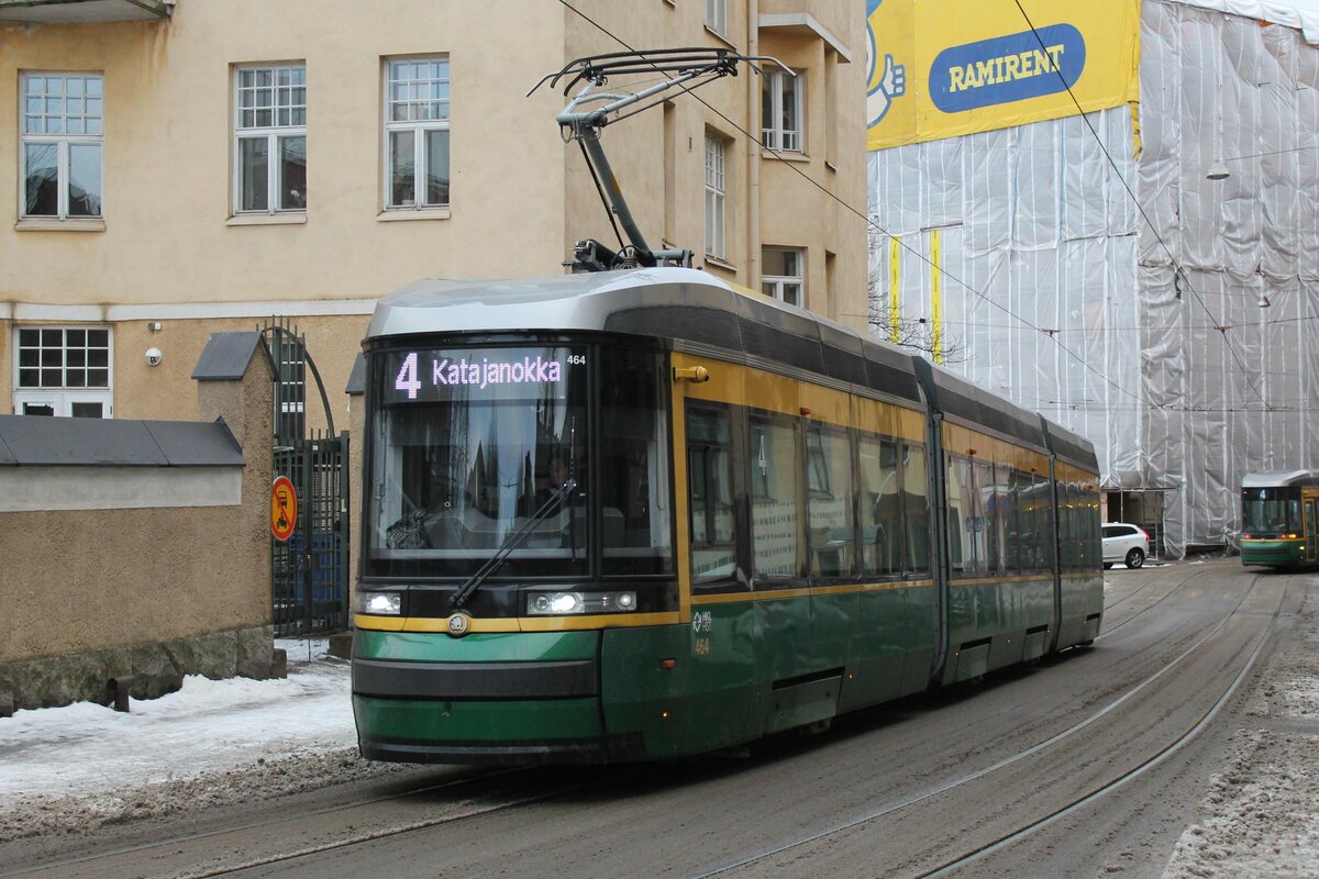 Fahrzeug 464 der HKL/HST vom Typ Skoda-Arctic (Transtech) MLNRV III Tram TW 52 auf der Linie 4 (Munkkiniemi/Munksnäs-Katajanokka/Skatudden). Hier am 31.12.2021 in der Linnankatu kurz vor dem Erreichen der Haltestelle Vyökatu im Stadtteil Katajanokka