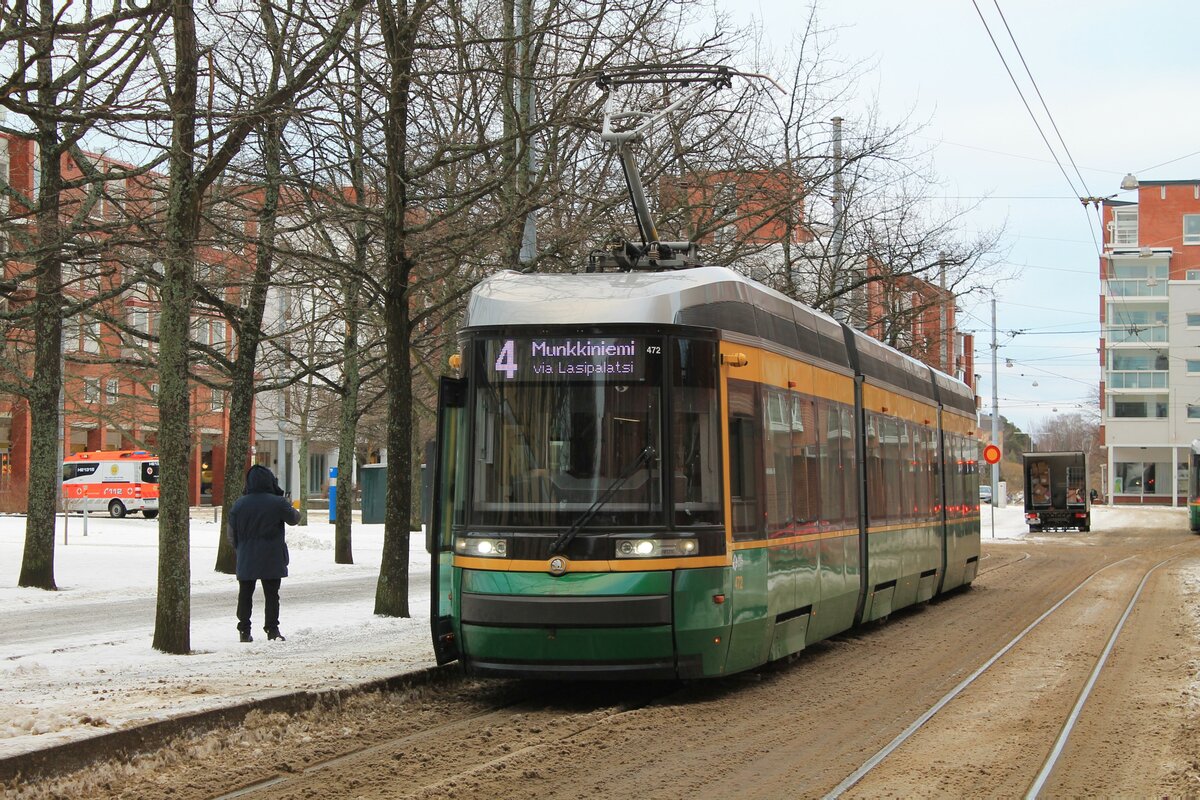 Fahrzeug 472 der HKL/HST vom Typ Skoda-Arctic (Transtech) MLNRV III Tram TW 52 auf der Linie 4 (Munkkiniemi/Munksnäs-Katajanokka/Skatudden). Hier am 31.12.2021 an der zweiten Haltestelle Merisotilaantori (Flottisttorget) im Stadtteil Katajanokka. Diese Haltestelle direkt hinter der Wendeschleife bildet den Anfangspunkt der Linie 4 im Ostteil der Innenstadt. Bei dieser Einheit handelt es sich um das bisher letzte beschaffte Fahrzeug dieses Typs.