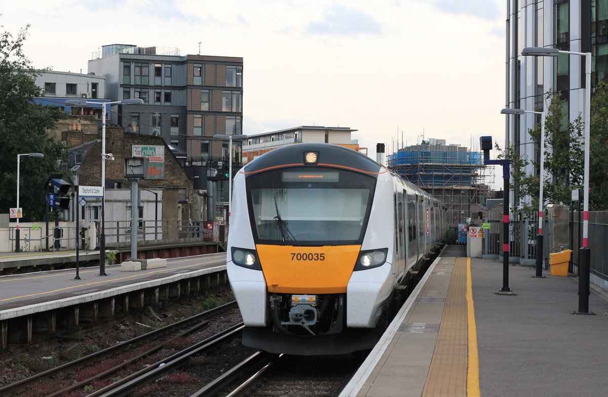 Fahrzeug 700 035 der Thameslink auf der Fahrt von Brighton nach Bedford erreicht am 06.08.2019 den Bahnhof Elephant & Castle. 