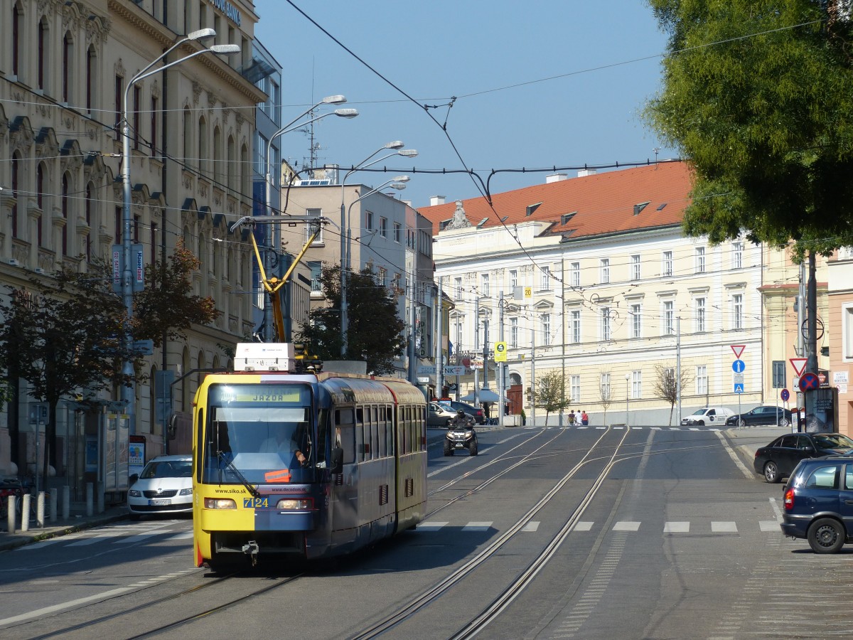 Fahrzeug 7124 der Baureihe K2 am 22.8.2015 in der Námestie Slovenského národného povstania. Diese Baureihe wurde 1967-1983 gebaut. In Bratislava wurde sie in den 90er Jahren modernisiert, was die dieser Zeit entsprechende Stirnfront erklärt. 22.8.2015 
