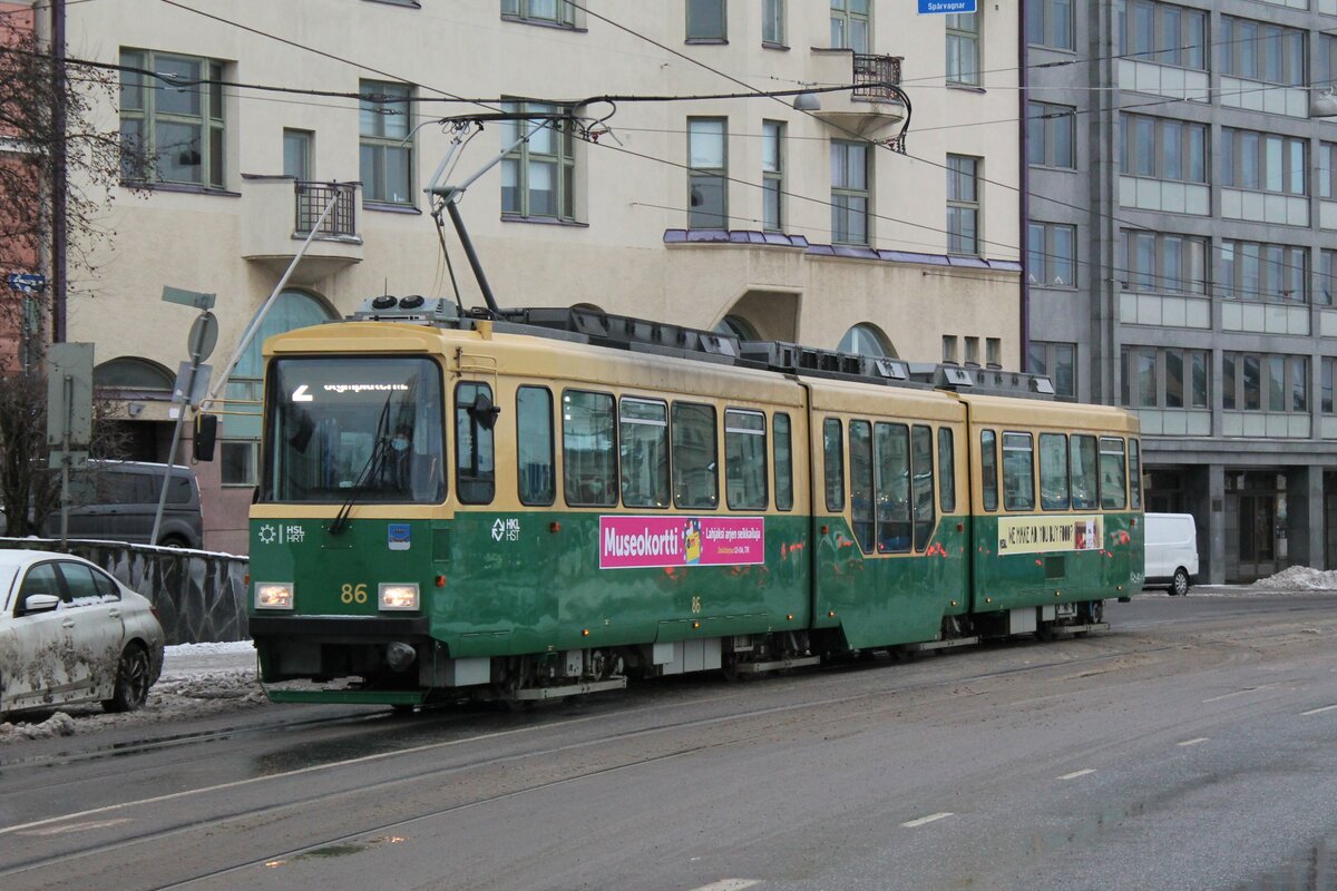 Fahrzeug 86 der HKL/HST vom Typ Valmet MLNRV 2 am 31.12.2021 unterwegs auf der Linie 2 (Olympiaterminaali – Länsi-Pasila). Hier zu sehen in der Laivasillankatu auf dem Weg zur Haltestelle Olympiaterminaali.
