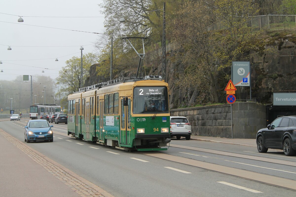 Fahrzeug 94 der HKL/HST vom Typ Valmet MLNRV 2 in typischer Lackierung am 12.5.2022 auf der Linie 2 (Olympiaterminaali – Länsi-Pasila). Hier in der Laivasillankatu kurz nach Abfahrt von der Haltestelle Olympiaterminaali in Richtung Innenstadt. Überhaupt hat sich gezeigt, das die Linie 2 und 3 heute das Haupteinsatzgebiet der alten Valmets ist. Auf den anderen Linien dominieren mittlerweile die Skoda-Transtech-Einheiten.