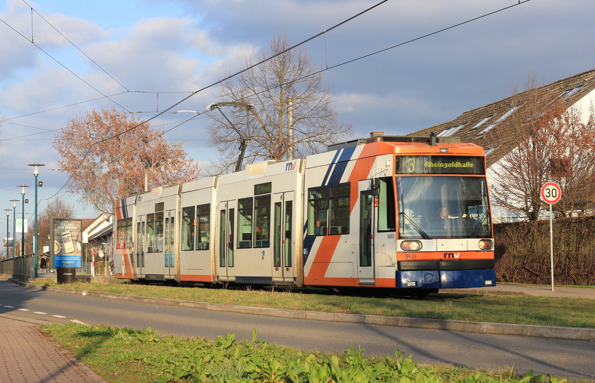 Fahrzeug des Typs 6MGT (Nr. 5633) als Straßenbahnlinie 3 Sandhofen-Rheingoldhalle am 14.03.2018 kurz nach der Haltestelle Stollenwörth in Mannheim. 