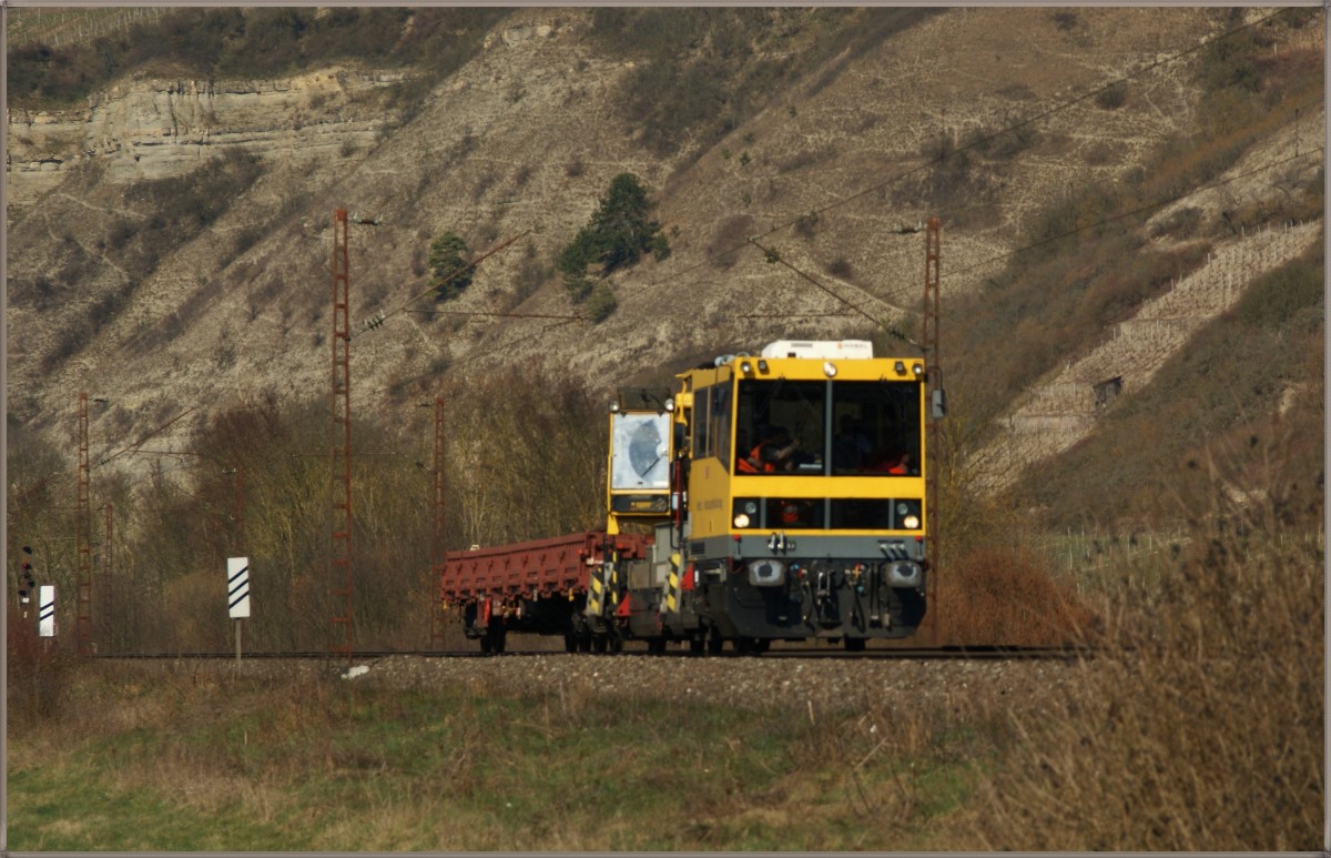 Fahrzeug der Netz Instandhaltung (Röbel Gleiskraftwagen) bei Thüngersheim Richtung Würzburg unterwegs am 11.03.14.