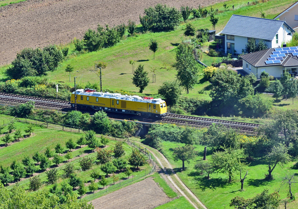 Fahrzeug der Netzinstandhaltung aus 200 m Überhöhung bei Filsen (Rheinschleife Boppard) aufgenommen - 23.08.2016