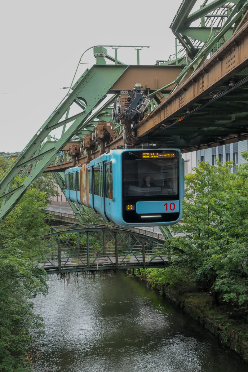 Fahrzeug Nr. 10 der Wuppertaler Schwebebahn erreicht am 25.08.2021 auf der Weg nach Vohwinkel den Haltepunkt Alter Markt.