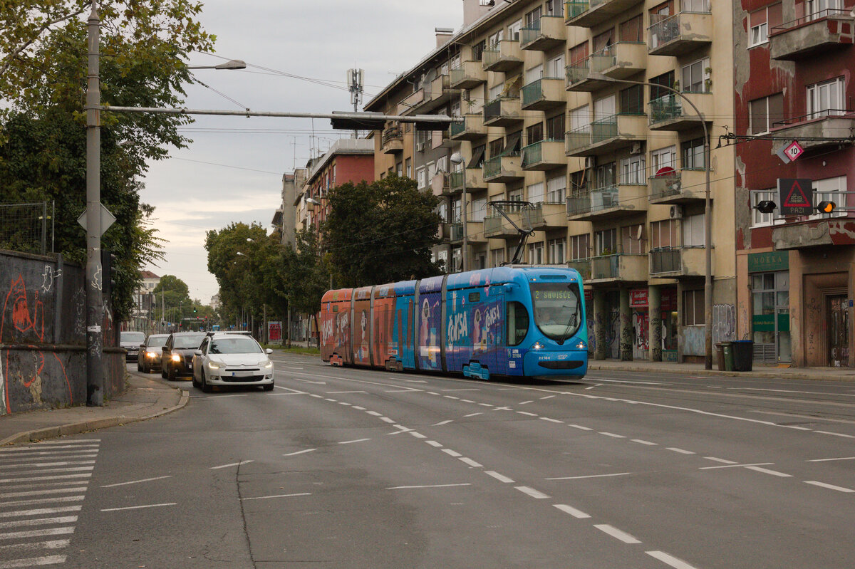 Fahrzeug-Nr. 22104 auf der Linie 2 Črnomerec - Savišće erreicht am 26.09.2022 die Haltestelle Branim. tržnica.