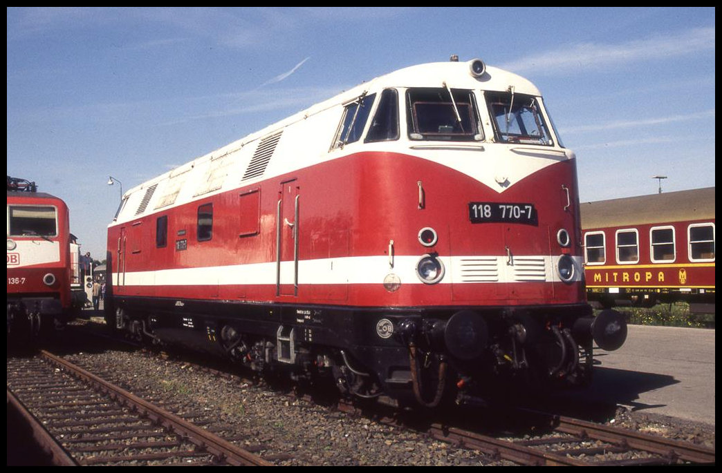 Fahrzeugausstellung am 21.9.1997 in Aachen West anläßlich des Tag des Lokführers:
Großdiesellok DR 118770