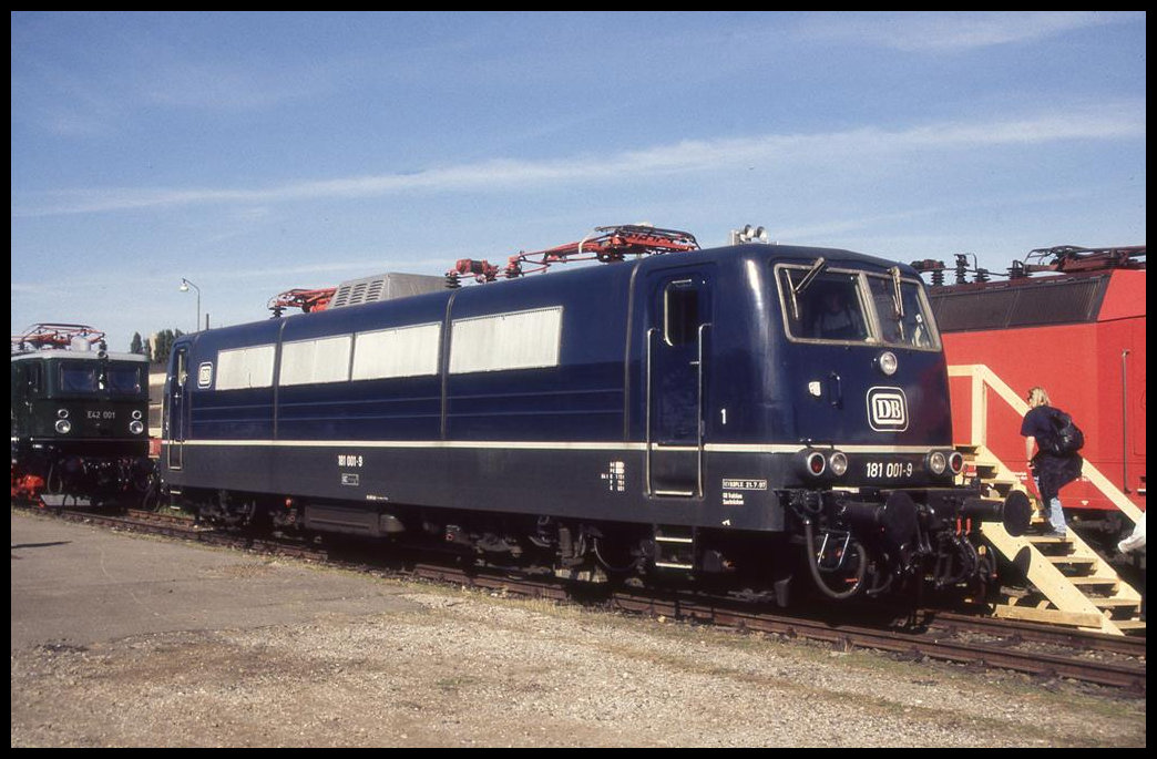 Fahrzeugausstellung am 21.9.1997 in Aachen West anläßlich des Tag des Lokführers:
Mehrsystem Lok DB 181001