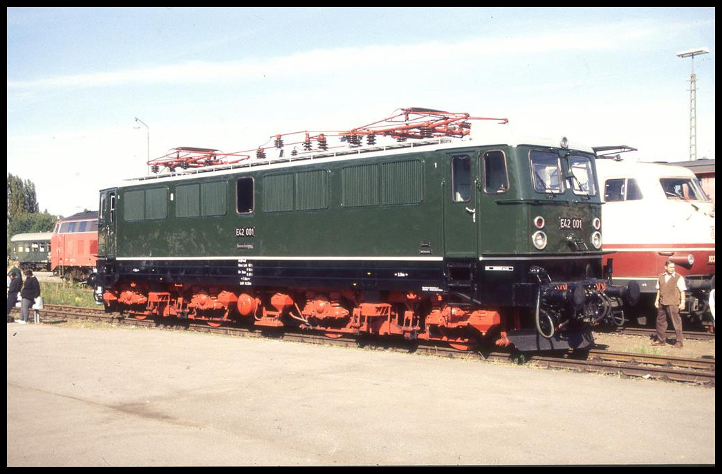 Fahrzeugausstellung am 21.9.1997 in Aachen West anläßlich des Tag des Lokführers:
DR E 42001