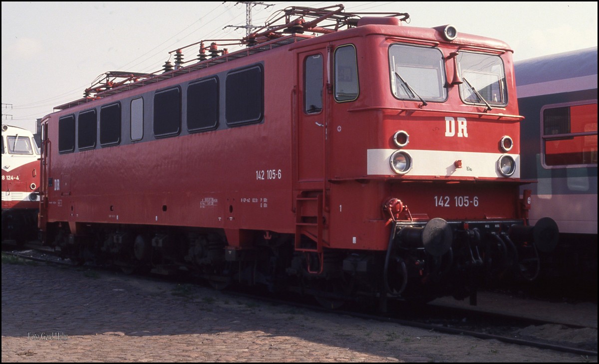 Fahrzeugausstellung am 26.4.1992 im Güterbahnhof in Halle an der Saale:
Aus der Gattung der  Holzroller  war 142105 in neuem Lack dabei!