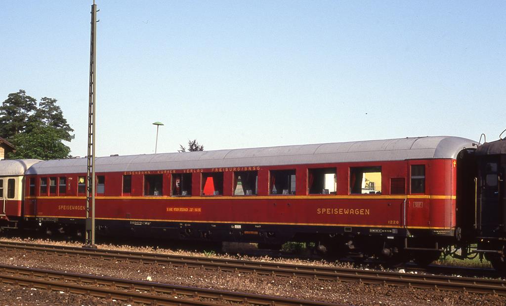 Fahrzeugausstellung am 27.6.1992 in Hersbruck links der Pegnitz:
Speisewagen 518009-80101-1 Wrügh damals im Besitz des Eisenbahn Kurier