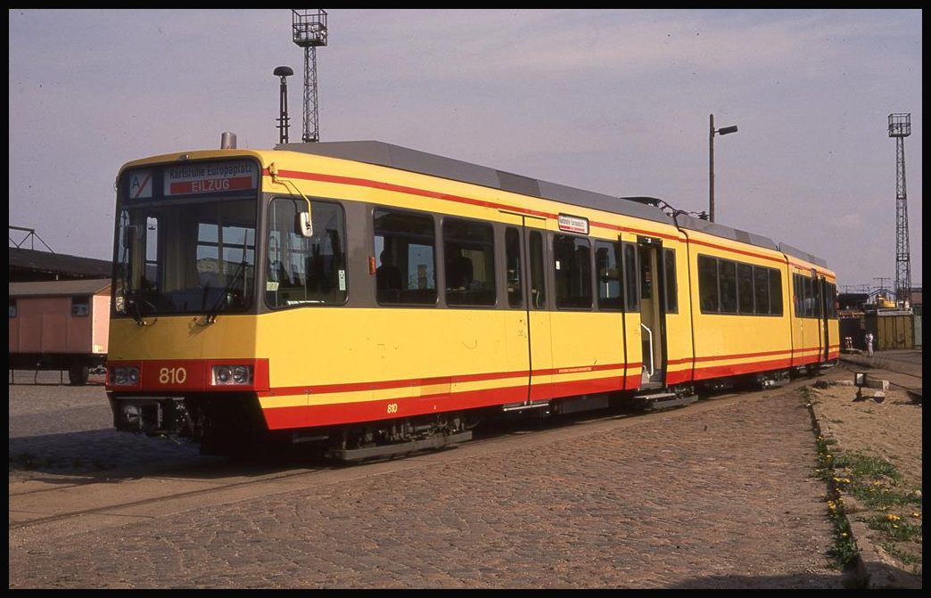 Fahrzeugausstellung im Güterbahnhof Halle an der Saale am 26.4.1992: Als Gast Fahrzeug war eine Straßenbahn Wagen 810 aus Karlsruhe ausgestellt.