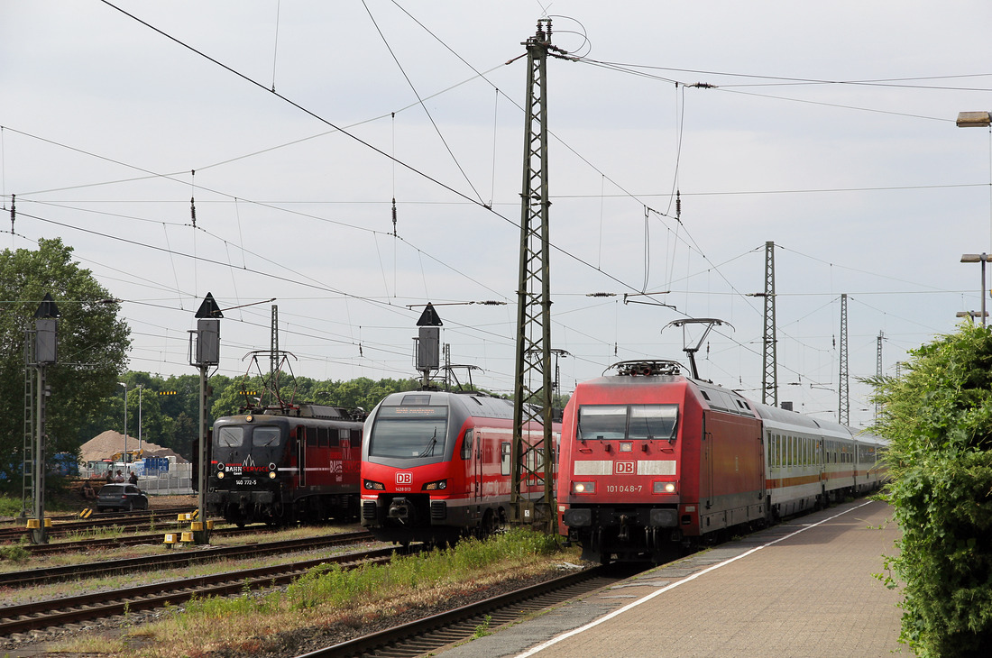 Fahrzeugparade ;-) in Haltern am See am 23. Mai 2018.
Von links nach rechts:
- EBS 140 772 + 140 xxx
- DB Cargo 185.2 mit KLV-Zug (verdeckt, dahinter nicht zu sehen)
- 1428 013 als Leerfahrt
- 101 048 nebst InterCity