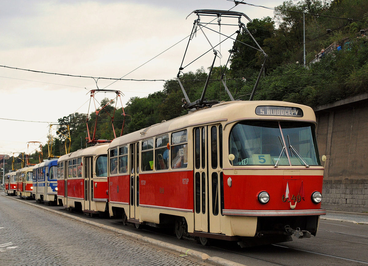 Fahrzeugparade 140 Jahre Straßenbahn in Prag : T3 6149 + 6102 im Zustand ihrer Auslieferung im Jahr 1962. (nabr. Kapitana Jarose, 20.09.2015 ) 