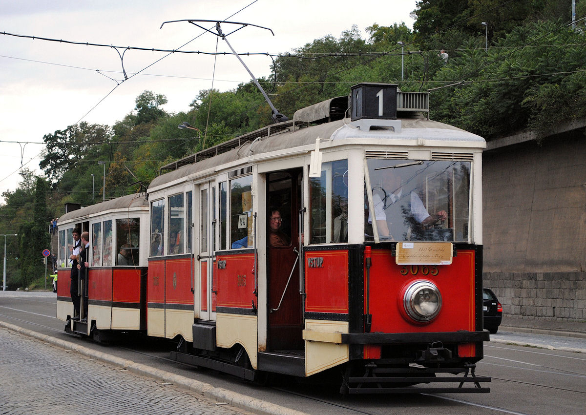 Fahrzeugparade 140 Jahre Straßenbahn in Prag: Tw.3063  Ponorka  (Bj. 1942) + Bw.1580  Krasin  (Bj. 1946) im Zustand der unmittelbaren Nachkriegszeit. (nabr. Kapitana Jarose, 20.09.2015 )