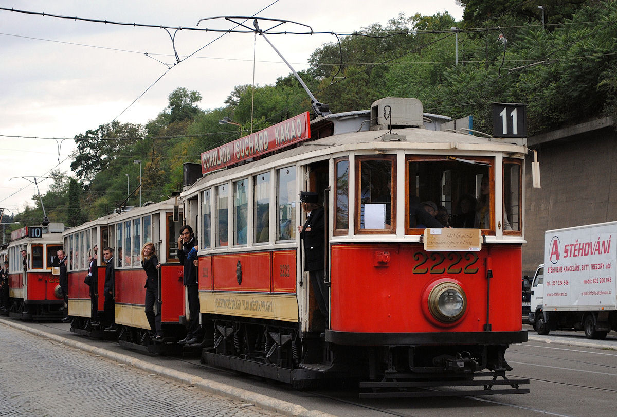 Fahrzeugparade 140 Jahre Straßenbahn in Prag : Tw.2222  (Bj. 1930) + Bw.1111 (Bj. 1928) + Bw.1219 (Bj. 1931) im Zustand der Auslieferung in den frühen 1930er - Jahren. (nabr. Kapitana Jarose, 20.09.2015 ) 