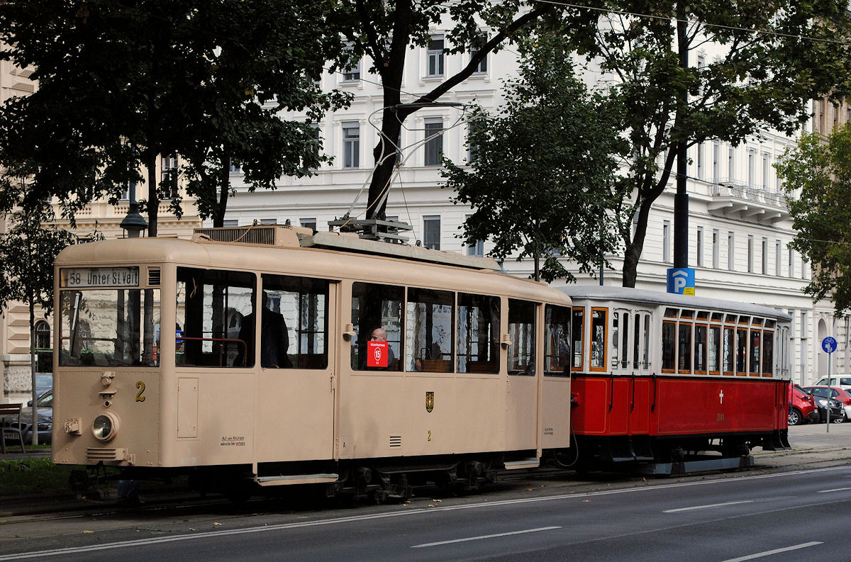 Fahrzeugparade 150 Jahre Straßenbahn in Wien : KSW Triebwagen A 2, der wieder in den Ablieferungszustand von 1946 zurückversetzt wurde ( sandbrauner Anstrich u. Lyrabügel ) und Beiwagen k5 3984, der 1938 auf das Untergestell des Güterwagens gm1 7367 aufgebaut worden war. ( Schottenring, 27.09.2015 ) 