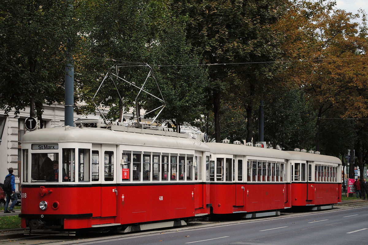 Fahrzeugparade 150 Jahre Straßenbahn in Wien : T1 408 und zwei Beiwagen der Reihen k6/ k7, die allesamt in den frühen 1950er Jahren auf alten Untergestellen aufgebaut worden waren. (Schottenring, 27.09.2015 ) 