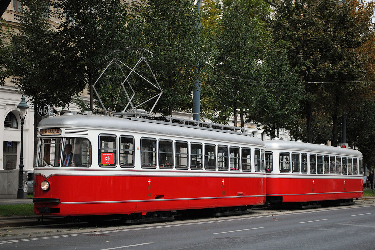 Fahrzeugparade 150 Jahre Straßenbahn in Wien: C1 141 + c1 1241 aus dem Jahr 1955 im Zustand der Ablieferung. (Schottenring, 27.09.2015)