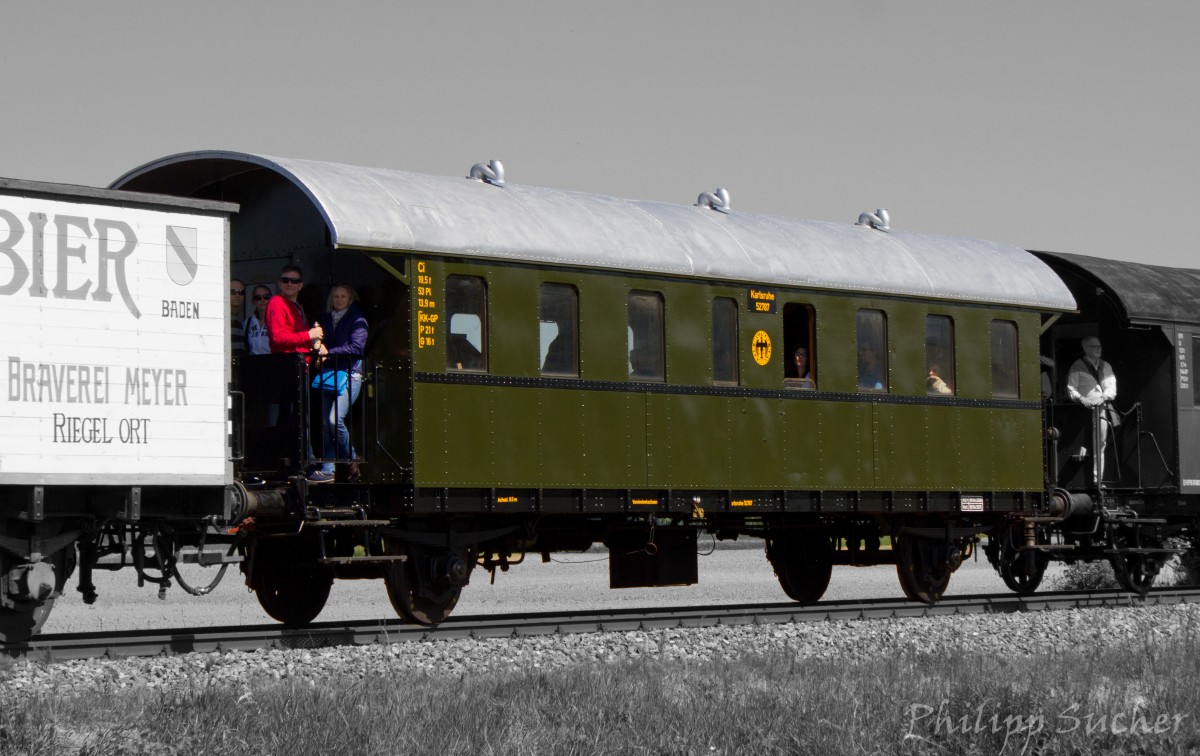 Fahrzeugportrait: Personenwagen Ci 26 (Karlsruhe 52787) des Achertäler Eisenbahnvereins 

Zweiachsiger Einheits-Durchgangswagen der 3.Klasse, Bauart 1926 der Deutschen Reichsbahngesellschaft (DRG), von denen 1926/27 insgesamt 77 Wagen hergestellt wurden. 

LüP 13,9m - Dienstgewicht 19,5t - 53 Sitzplätze