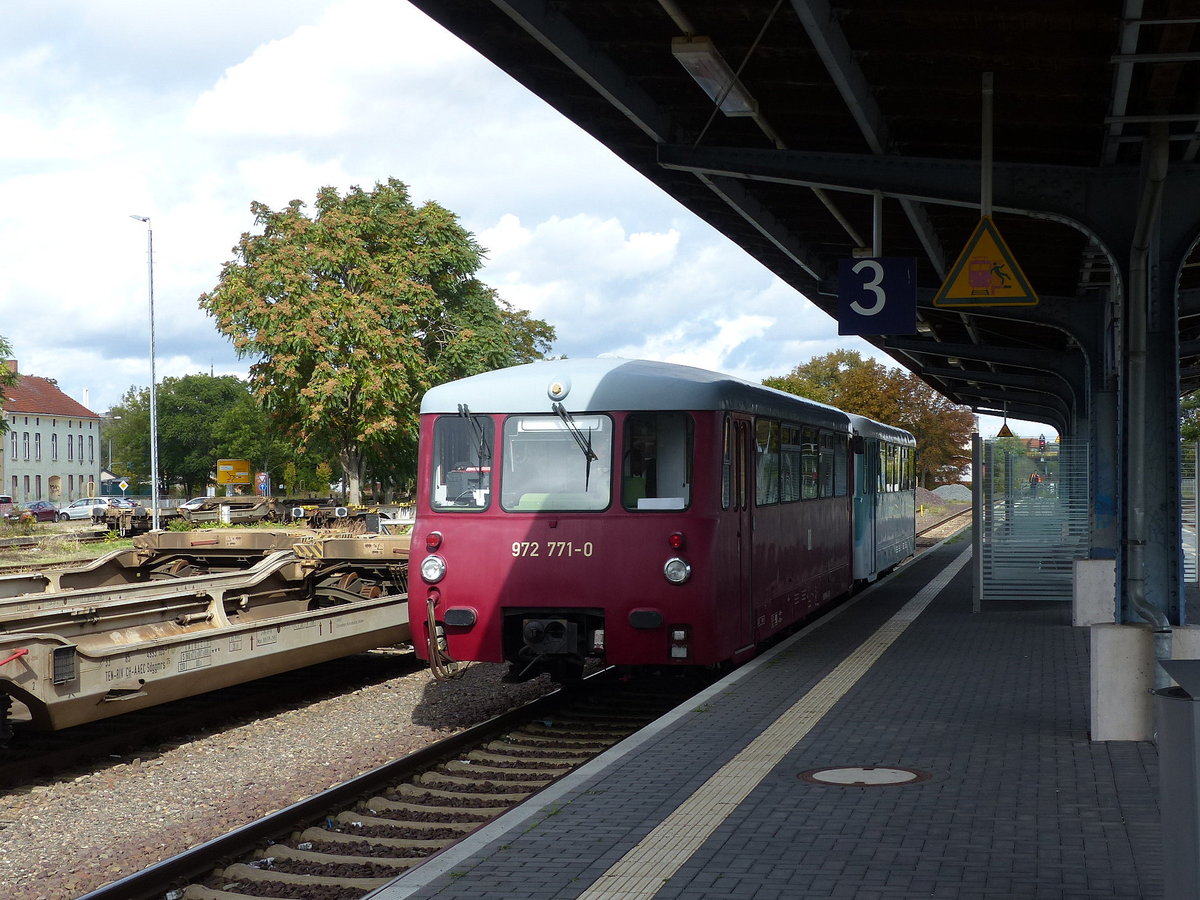 Fahrzeugsammlung Pester 972 771-0 + 772 312-5 als DPE 8505 aus dem TBw Staßfurt, am 28.09.2019 in Staßfurt.