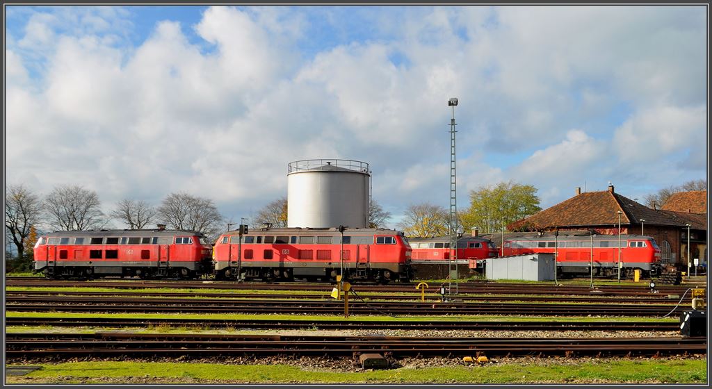 Fahrzeugvielfalt in Lindau Hbf. Gleich vier Loks der BR218 warten auf neue Aufgaben. (05.11.2013)
