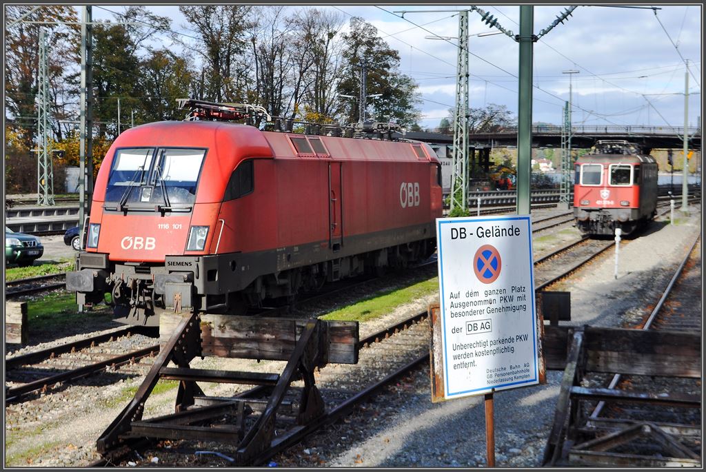Fahrzeugvielfalt in Lindau Hbf. Vonwegen DB-Gelnde, nur BB und SBB bzu sehen. 1116 101 und 421 379-9 warten ebenfalls auf Rckleistungen. (05.11.2013)