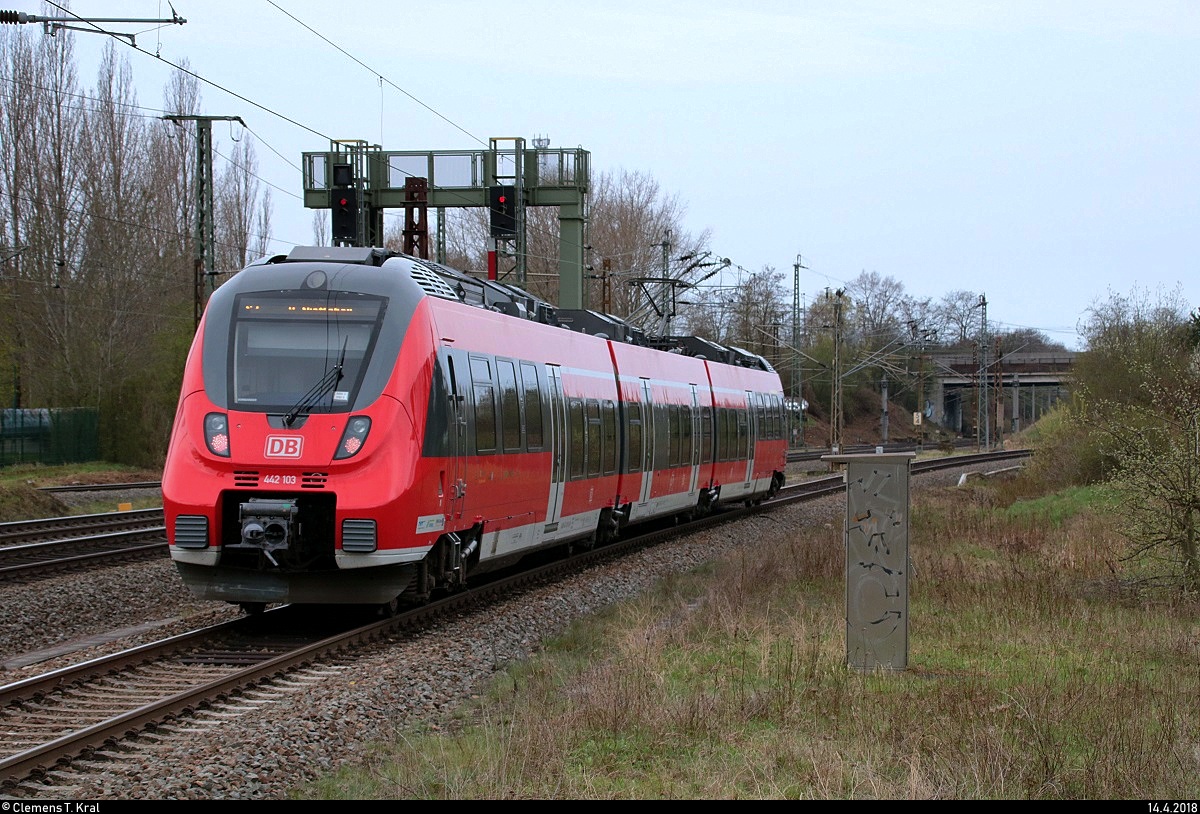 Fahrzeugwechsel auf der S7: Drei gebrauchte Hamster aus dem Rheinland...
Nachschuss auf 442 103 (Bombardier Talent 2) der S-Bahn Mitteldeutschland (DB Regio Südost) als S 37718 (S7) von Halle(Saale)Hbf Gl. 13a nach Halle-Nietleben, die den Hp Halle-Silberhöhe auf der Bahnstrecke Halle–Hann. Münden (KBS 590) verlässt. [14.4.2018 | 9:29 Uhr]