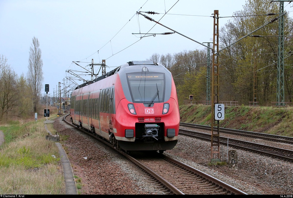 Fahrzeugwechsel auf der S7: Drei gebrauchte Hamster aus dem Rheinland...
Nachschuss auf 442 102 (Bombardier Talent 2) der S-Bahn Mitteldeutschland (DB Regio Südost), noch mit RSX-Beklebung, als S 37721 (S7) von Halle-Nietleben nach Halle(Saale)Hbf Gl. 13a, die den Hp Halle-Silberhöhe auf der Bahnstrecke Halle–Hann. Münden (KBS 590) verlässt. [14.4.2018 | 9:34 Uhr]