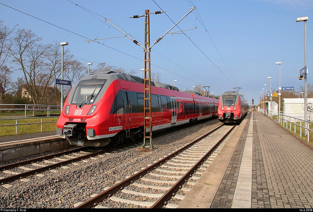 Fahrzeugwechsel auf der S7: Drei gebrauchte Hamster aus dem Rheinland...
442 103 (Bombardier Talent 2) der S-Bahn Mitteldeutschland (DB Regio Südost) als S 37723 (S7) von Halle-Nietleben nach Halle(Saale)Hbf Gl. 13a trifft auf 442 602 als S 37720 von Halle(Saale)Hbf Gl. 13a nach Halle-Nietleben im Bahnhof Halle Südstadt auf der Bahnstrecke Halle–Hann. Münden (KBS 590). [14.4.2018 | 10:01 Uhr]