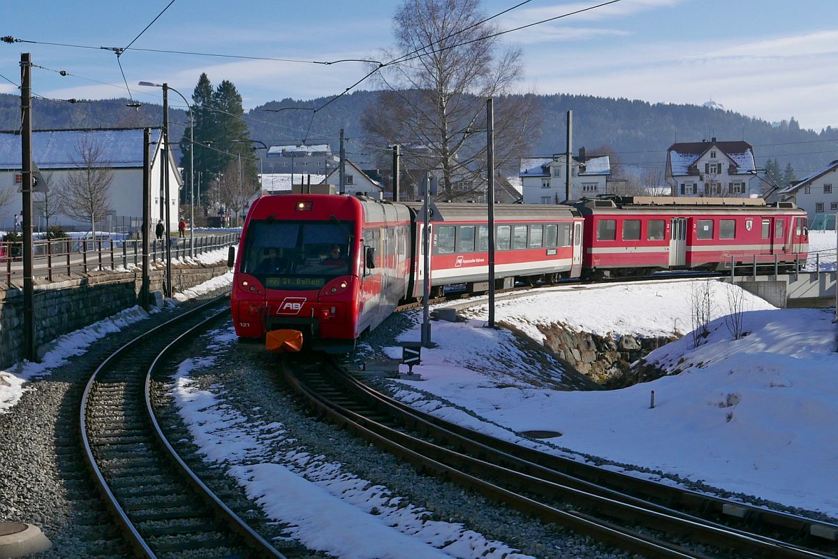 Fahrzeugwechsel bei den Appenzeller Bahnen - vorher#  Am 11.02.2017 befindet sich S22 2150, Appenzell - St. Gallen, mit den Fahrzeugen BDeh 4/4 11 ST.GALLEN und Steuerwagen ABt 121 bei der Einfahrt in den Bahnhof von Gais.