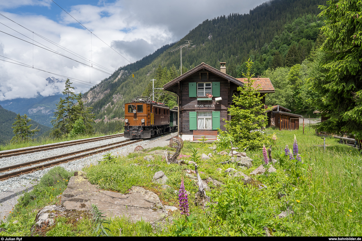 FairFotoFahrt Albula mit der Ge 4/6 353 am 16. Juni 2019.<br>
Im Bahnhof Stuls gab es einen längeren Halt und auch die Sonne zeigte sich erstmals an diesem Tag.

