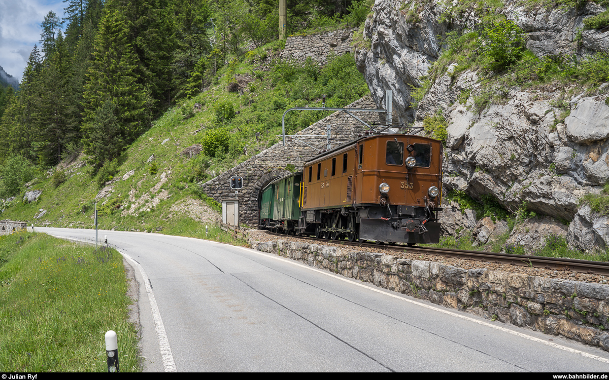 FairFotoFahrt Albula mit der Ge 4/6 353 am 16. Juni 2019.<br>
Der Sonderzug zwischen Bergünerstein- und Glatscherastunnel.
