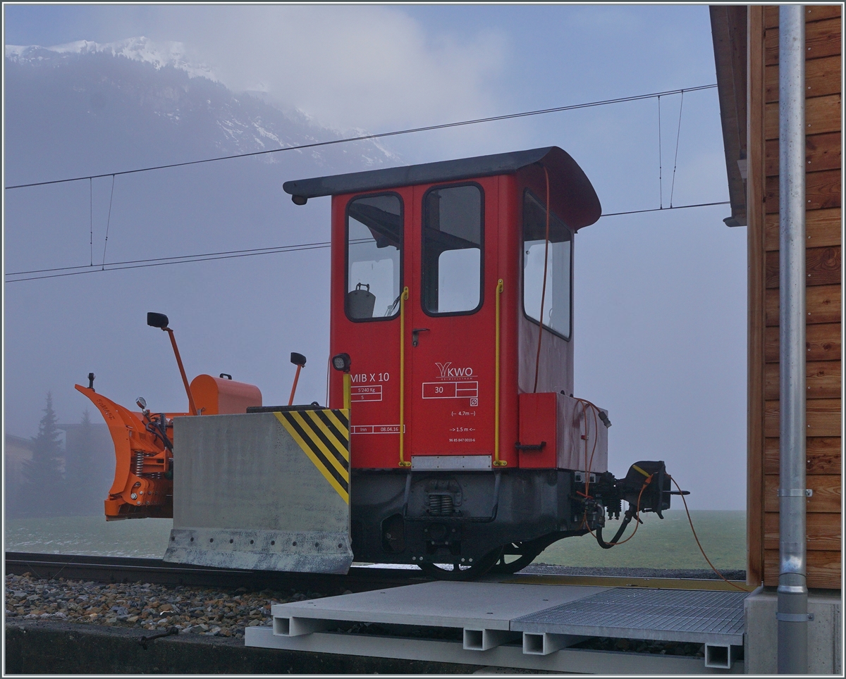 Falls es mal kräfigt schneien sollte, steht in Innertkichen der mit MIB X 10 der KWO bezeichnete kleine Traktor bereit, wobei die nun für die MIB zuständige Zentralbahn in Meiringen für besonders viel Schnee auch entsprechende Schneeschleuder aufbieten könnte.

Schnee im 633 m.ü.M. liegenden Innertkirchen ist gar nicht so abwegig, und auf der Fahrt dem Brienzersee entlang kreuzte der Zentralbahnzug fünf Lawinenkegel, wovon einer eine Strassenbrücke am See beschädiget hatte.

17. Februar 2021