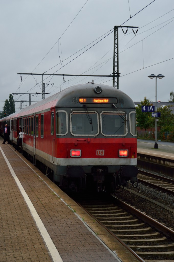 Falsch spieler! Ist die Anzeige am Karlsruher-Steuerwagen eines eigentlich RE4-Verstärkerzuges nach Aachen Hbf...der gerade in Rheydt Hbf eingefahren ist. 26.8.2014