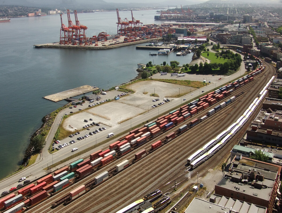 Fantastischer Blick vom Aussichtsturm Vancouver Centre (130m �ber den Gleisen) auf den G�terbahnhof, Krananlagen und den Heliport. Neben den G�terz�gen sind hier Reisez�ge des West Coast Express abgestellt. Vancouver, 16.7.2012