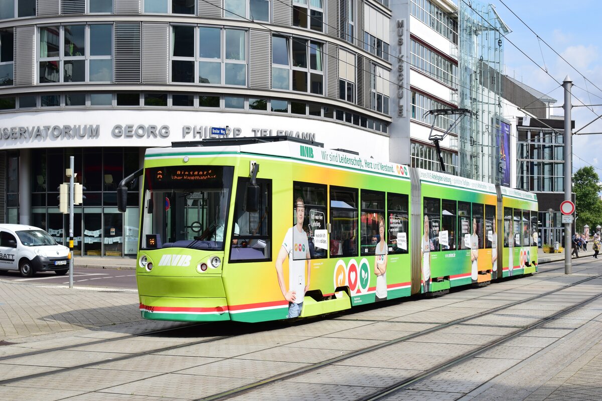 Farbefroh wie ein Papagei zeigte sich Tw 1374 am 3.8.21 in Magdeburg an der Haltestelle Opernhaus.

Magdeburg 03.08.2021