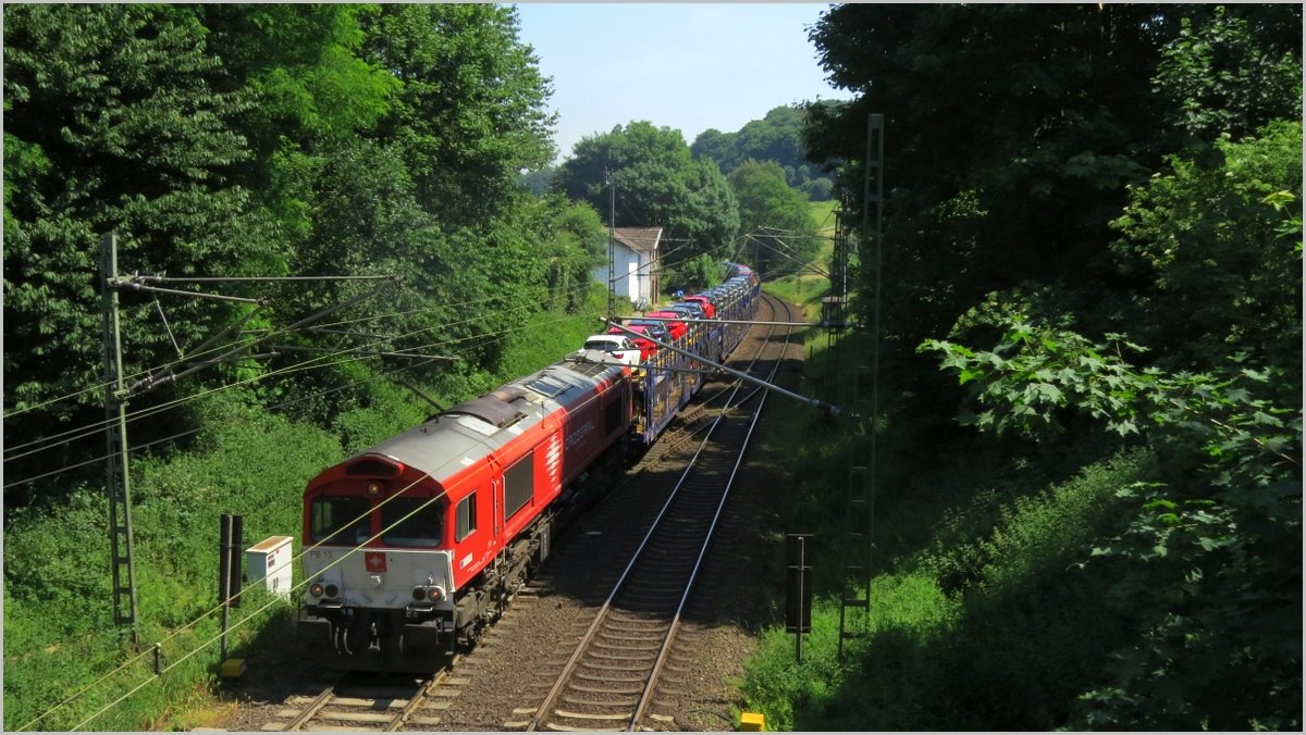 Farbenfroh und laut ging es zu, als die Class66 der Crossrail Benelux ihren Autotransportzug hinauf zum Gemmenicher Tunnel zog. Hier am Geusenweg unweit von Aachen befindet sich die Montzenroute. Datiert vom 20.Juni 2017.