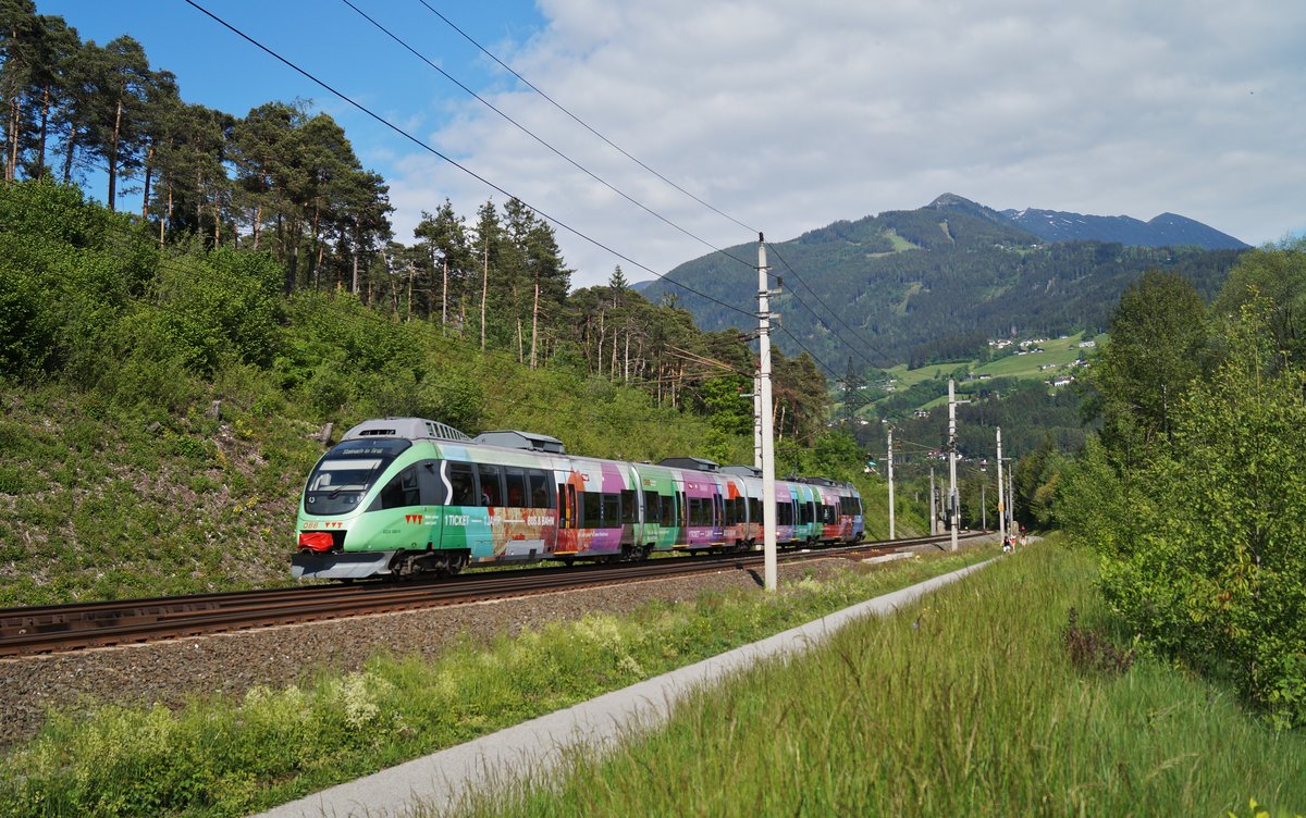 Farbenfroh wurde es am 17.05.2020 bei Pill-Vomperbach, als der REX 5224 (Kufstein - Steinach in Tirol) in Form des 4024 088-9  Jahresticket Tirol  die frühlingshafte Landschaft passierte. 