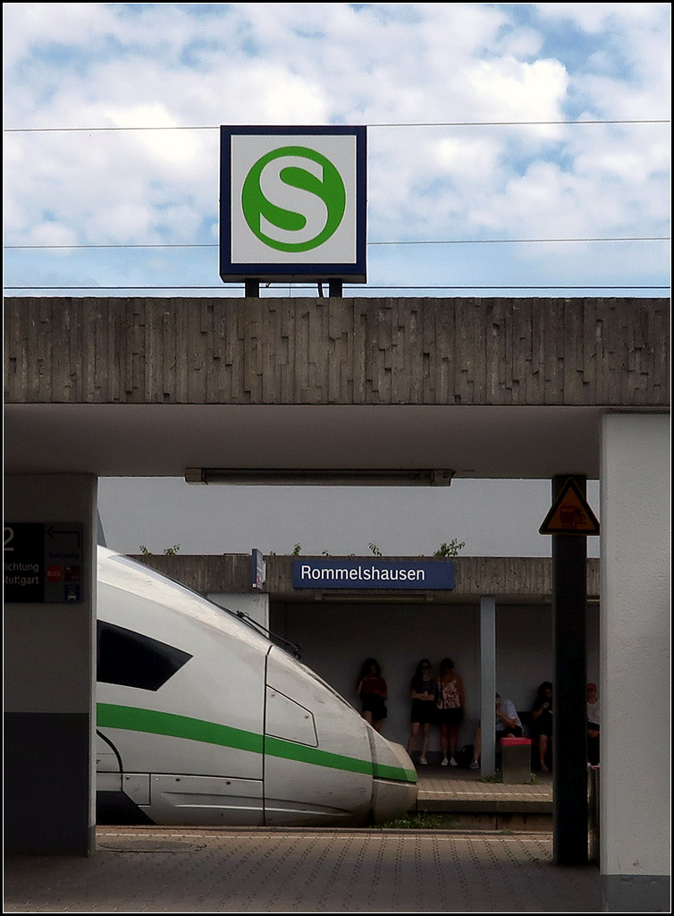 Farblich passend -

Zugdurchfahrt DB 412 024 (Tz 9024) in der S-Bahnstation Rommelshausen. Was dem anderen Bild fehlt wird hier nachgereicht.

09.08.2019 (M)