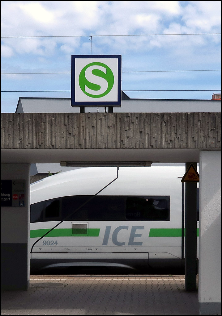 Farblich passend -

Zugdurchfahrt DB 412 024 (Tz 9024) in der S-Bahnstation Rommelshausen.

09.08.2019 (M)