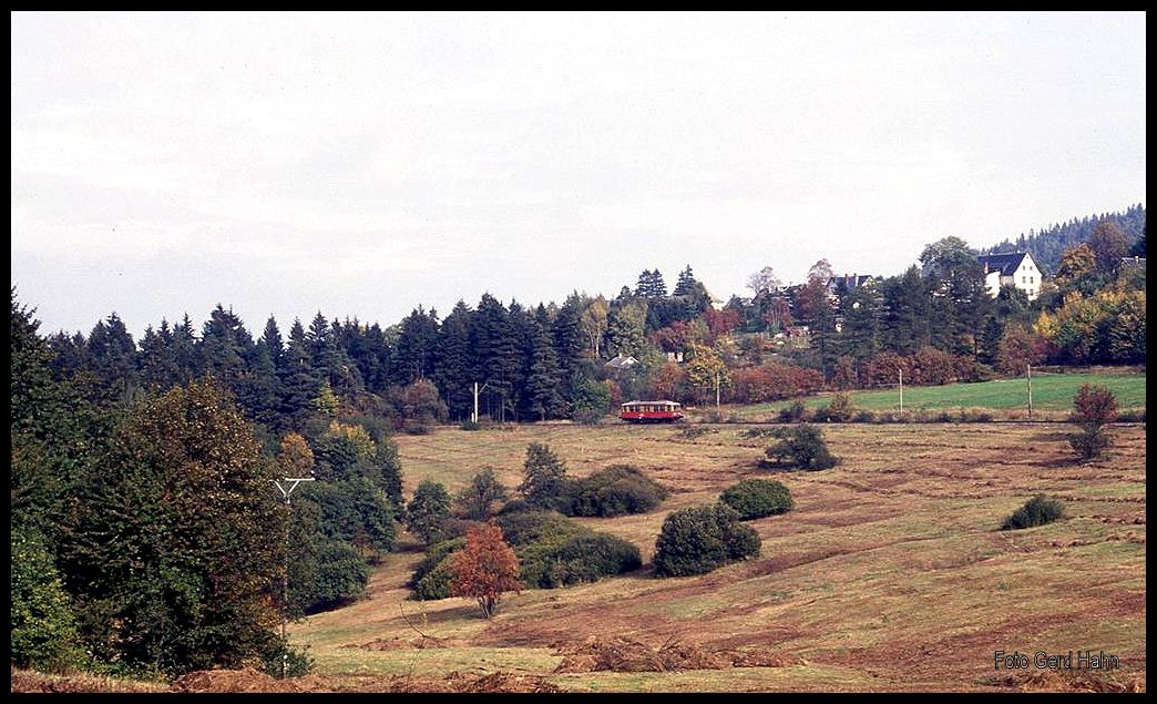 Farblich versteckt sich der Triebwagen 479203 nach Lichtenhain nahezu in der Landschaft. Am 9.10.1992 kam er um 13.05 Uhr aus Cursdorf daher.